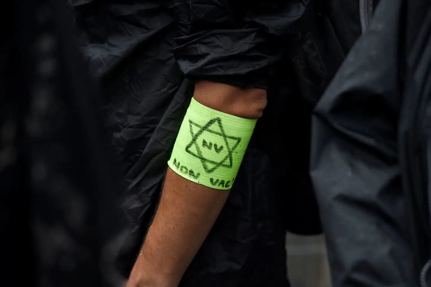 »Ikke vaccineret,« lyder teksten på et gult armbind under en antivaxxerdemonstration i Nantes i Frankrig i sommeren 2021.