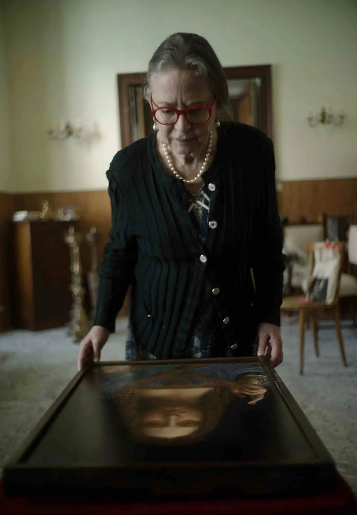 Restauratoren Dianne Modestini med maleriet, det hele handler om.