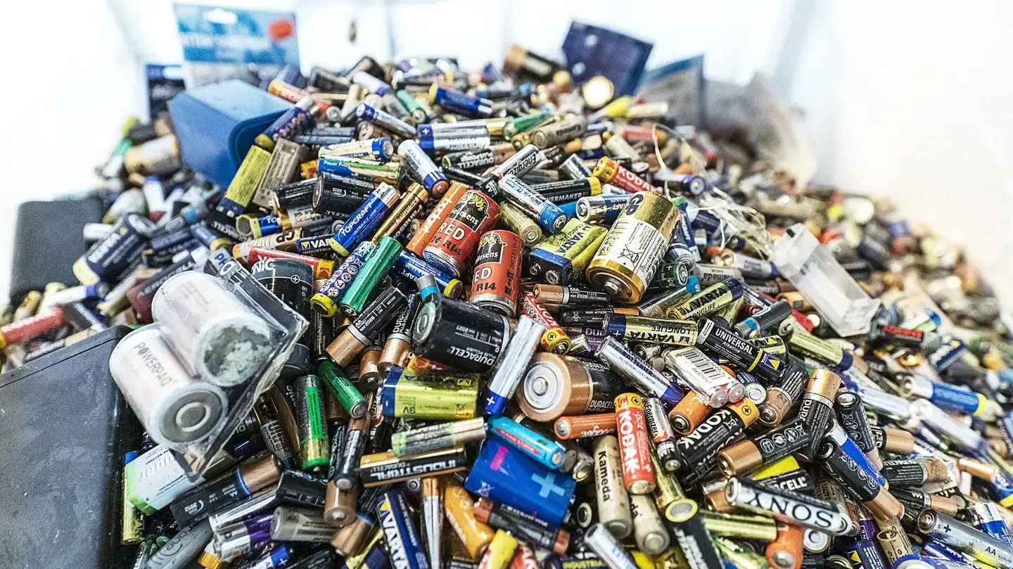 Genbrugsordningen Elretur bakkes op af omkring 900 virksomheder, som betaler for at være med til at sikre, at udtjent og brugt elektronik bliver indsamlet forsvarligt og i videst muligt omfang genbrugt. Det gælder også gamle batterier som her. Fremover vil de langt lettere kunne vise omverdenen, at de gør en indsats for et bedre miljø.