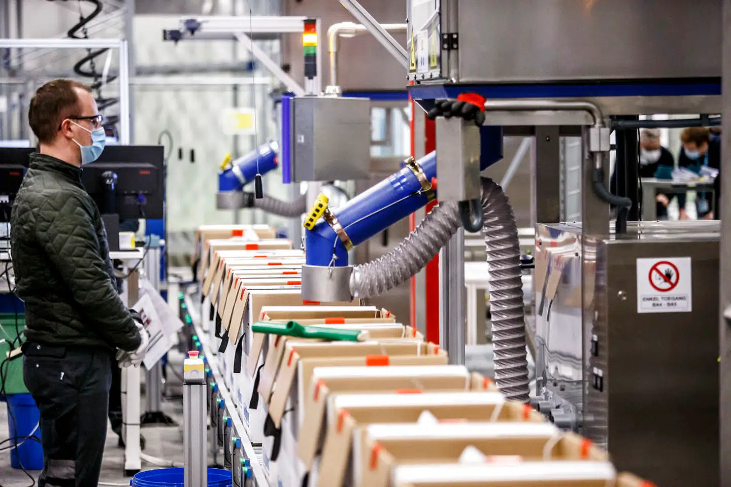 Flere fabrikker har haft stop i produktionen på grund af højt sygefravær, og både små og store virksomheder henvender sig til Dansk Industri med bekymringer over genåbningen. Arkivfoto: Wim Daneels/Pfizer/Ritzau Scanpix