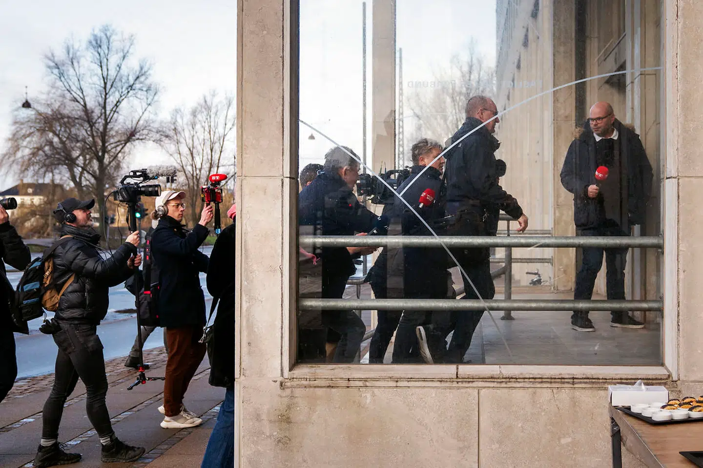 3F-medlemmer taler med pressen efter 3Fs hovedbestyrelses krisemøde i København.