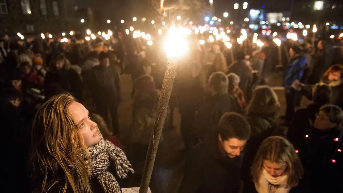 29. december 2013 var hundredevis af demonstratanter mødt op foran Christiansborg for at vise deres utilfredshed med den nye offentlighedslov, der af flere kritikere blev kaldt for »mørklægningsloven«.
