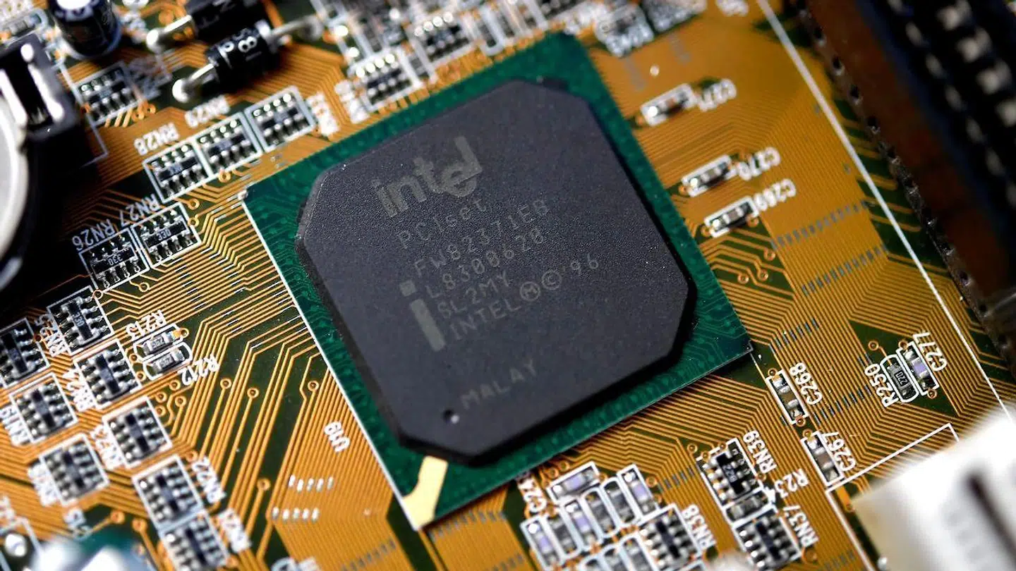 Det er de små chips som denne, som der er mangel på verden over. De er så avancerede – og bliver stadig mindre – at det er umuligt hurtigt at skrue op for produktionen. Derfor risikerer fabrikker at måtte lukke midlertidigt, fordi de mangler de vigtige »hjerner« til at kunne gøre produkter som computere, mobiltelefoner, spilkonsoller, tablets, parkeringssensorer og airbags i biler færdige.