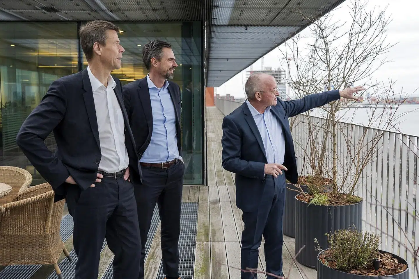 Andre lande har også planer om energiøer, og hvis Danmark tøver med at få sat gang i udbuddet om energiøen i Nordsøen, risikerer vi at blive overhalet. Det mener Andel, PFA og PensionDanmark, der er en del af VindØ-konsortiet, som gerne vil bygge Danmarks første energiø. Fra PensionDanmarks hovedkvarter på Langelinie peger administrerende direktør Torben Möger Pedersen ud mod Flakfortet i Øresund. Danmarks første kunstigt skabte ø.