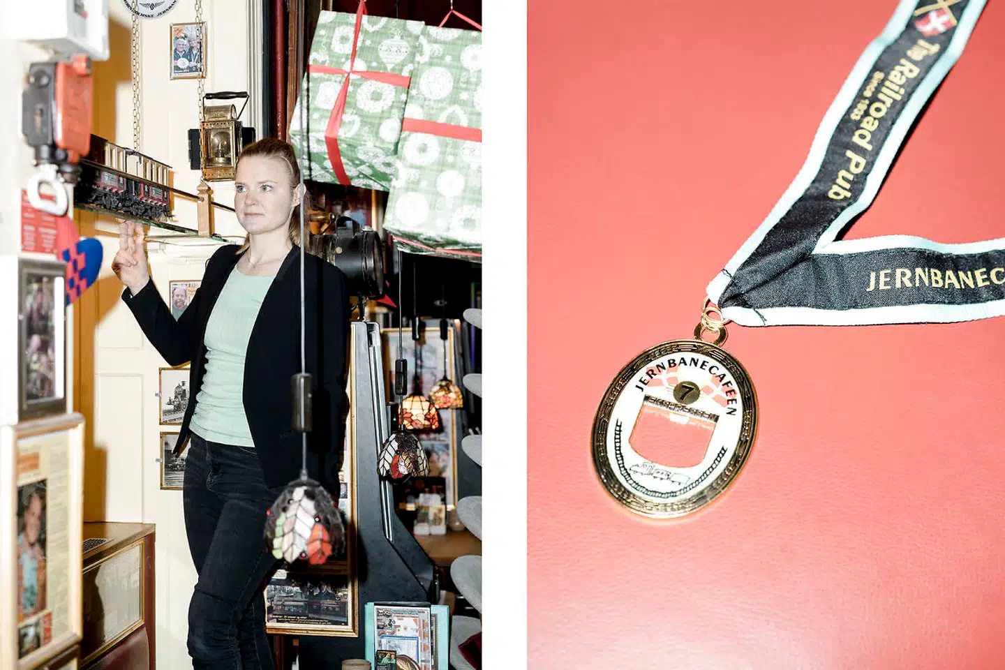 Medaljen til højre kan man vinde, hvis man drikker et bestemt antal af værtshusets egen specialbryggede øl. »Nogle gange rejser vores gæster fra en anden del af landet for at deltage i konkurrencen,« fortæller Xenia Norre Rasmussen – her mellem julepynt, der stadig hænger ned fra loftet.
