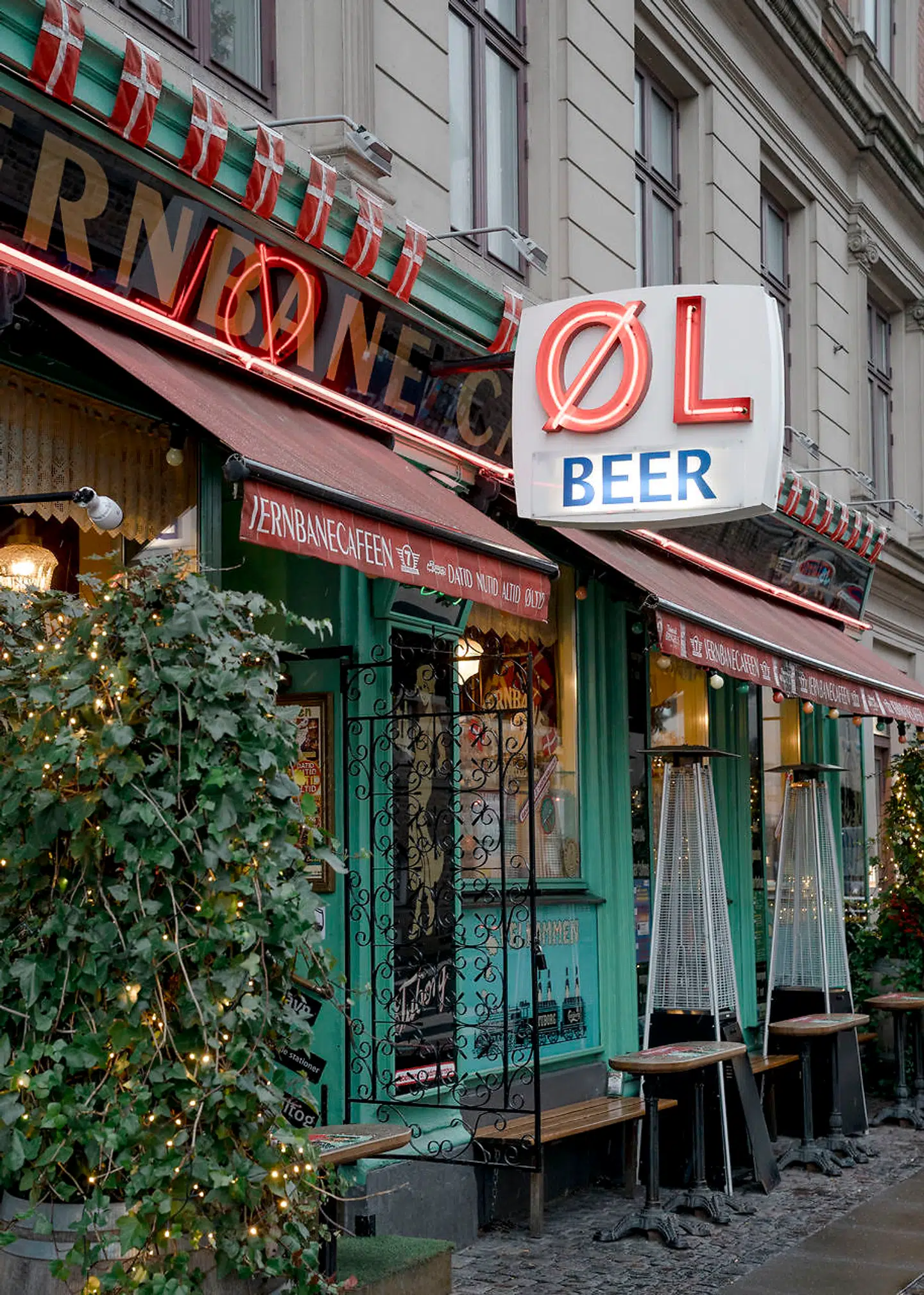 Der er stadig lys i træerne udenfor Jernbanecafeen, som snart genåbner.