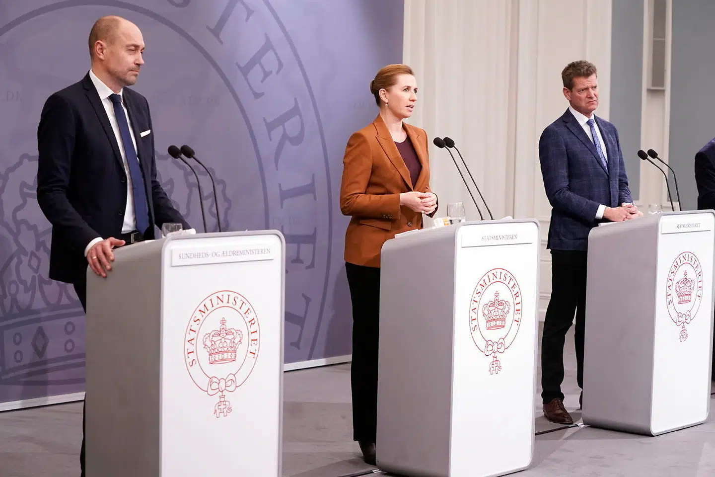 Statsminister Mette Frederiksen holder pressemøde onsdag om situationen med corona. Epidemikommissionen lægger op til, at restriktioner kan fjernes. Her ses satstsministeren til et tidligere pressemøde med sundhedsminister Magnus Heunicke og direktør for Sundhedstyrlesen, Søren Brostrøm.