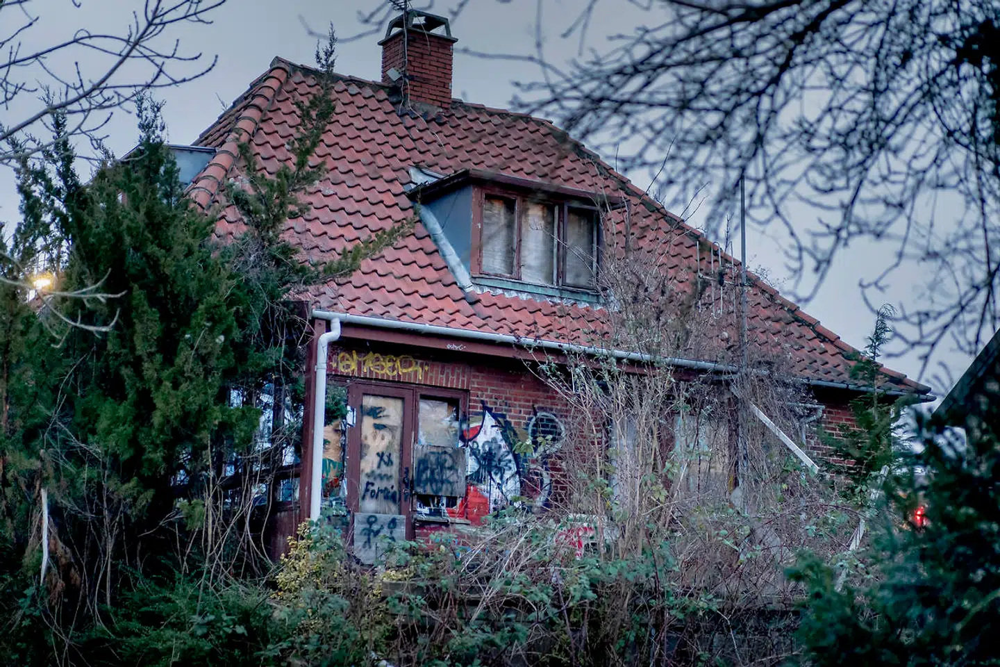 Siden 2007 har detailkæden ejet familiehuset på Ericavej. Tilstanden på ejendommen er igennem årene blevet værre. Vinduerne er i dag barrikaderet, så det ikke er muligt for fremmede at bo ulovligt i huset. Der er kommet grafitti på murværket, og træer og buskads er vokset vildt på grunden.