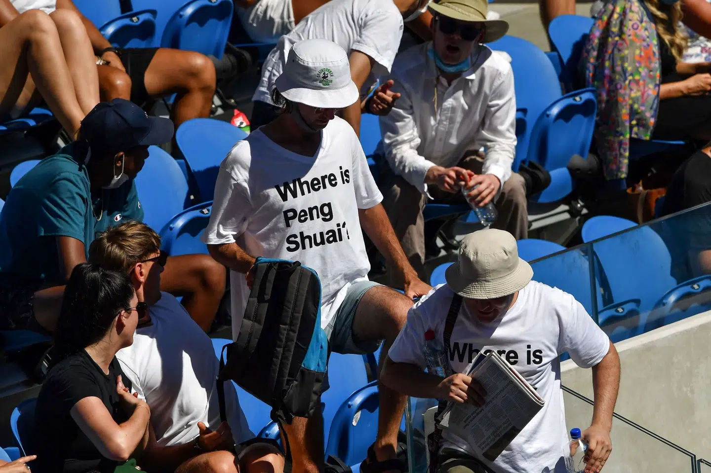Det vakte opsigt, da tilskuere iført Where is Peng Shuai?-trøjer blev bedt om at tage dem af til Australian Open. Paul Crock/Ritzau Scanpix