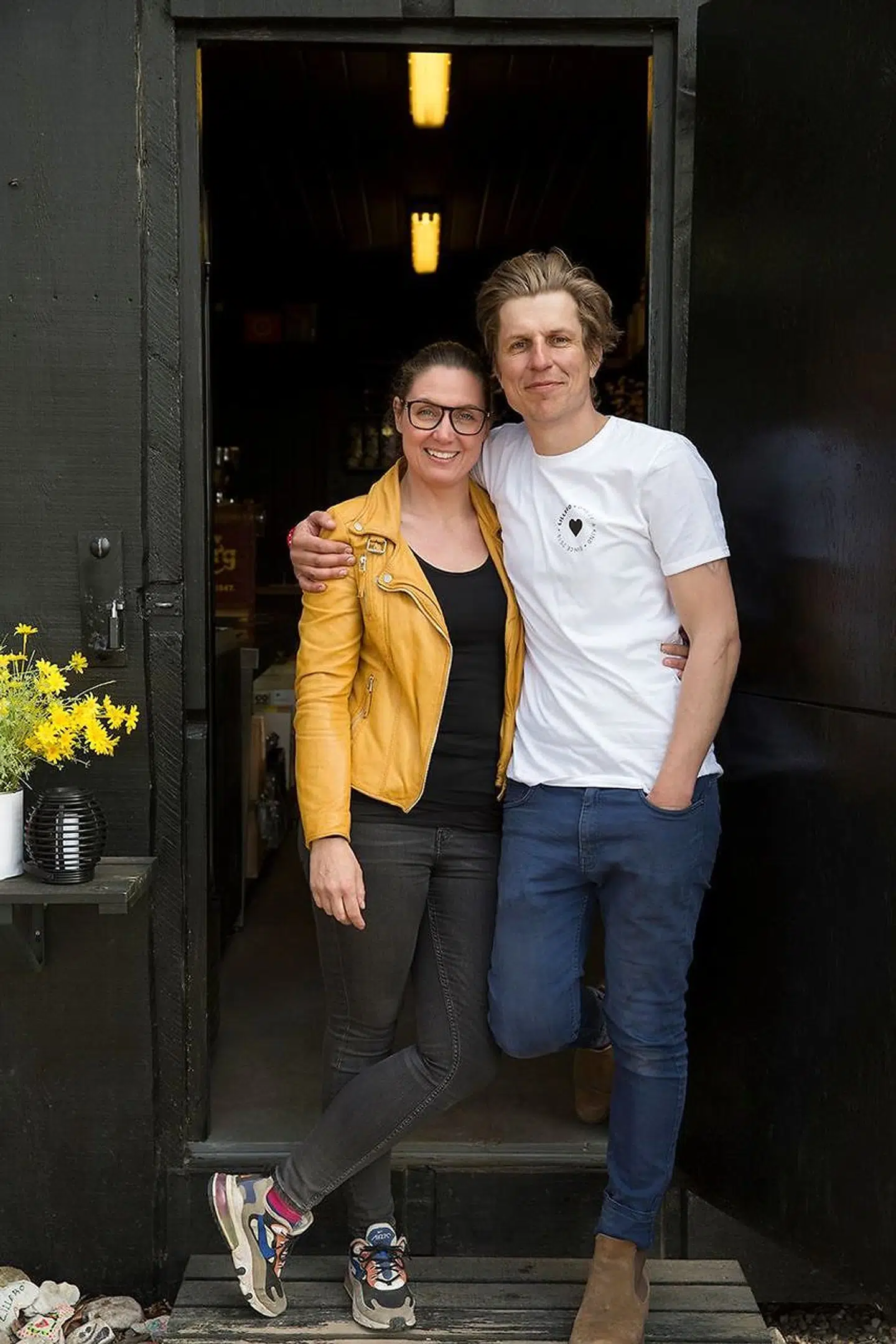 »Jeg tror, vi roligt kan sige, at Lillero med denne kombination virkelig er »one of a kind«. Det bliver magisk, vi glæder os,« siger Lau Sass, medstifter af Lillero, som på billedet står med sin kone og kompagnon, Michelle B. Sass.