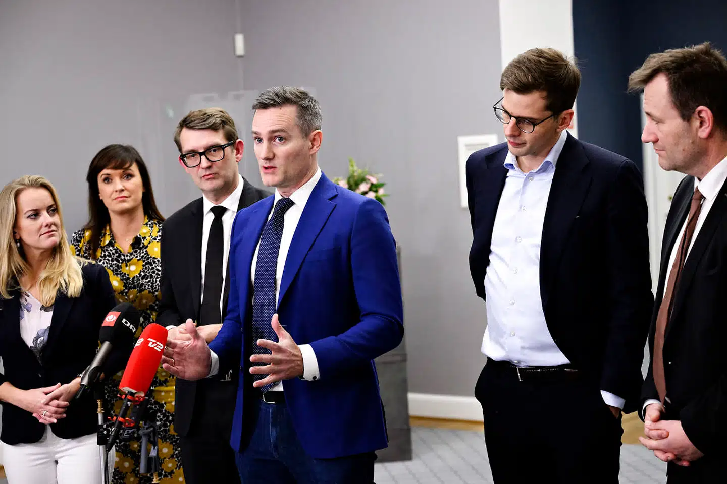 Da Venstre, De Konservative, Liberal Alliance og Nye Borgerliges forlod forhandlingsbordet fredag eftermiddag, blev Radikale Venstre siddende. Det får nu blå blok til at kritisere regeringens støtteparti i hårde vendinger.