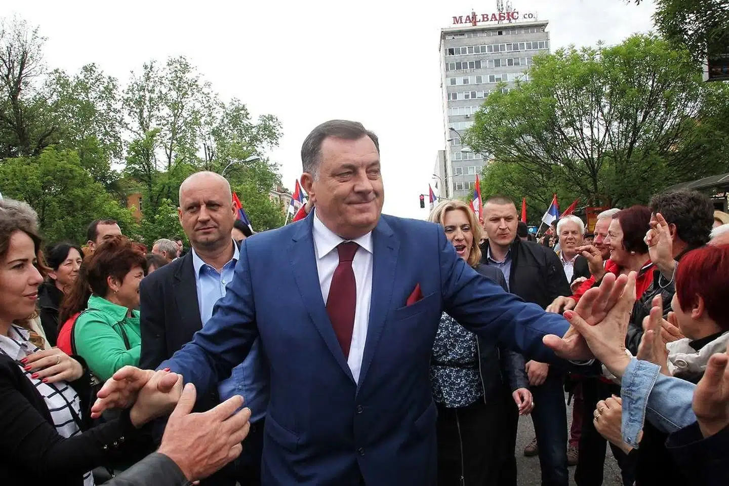 »Skal Bosnien opfattes som et protektorat, hvor det internationale samfund vilkårligt kan udtænke, bestemme og gennemføre beslutninger? Eller er det et ægte selvstændigt land, som selv bør løse sine problemer?« skriver Carl Bildt. Her er det den bosnisk-serbiske leder Milorad Dodik på besøg i Banja Luka.