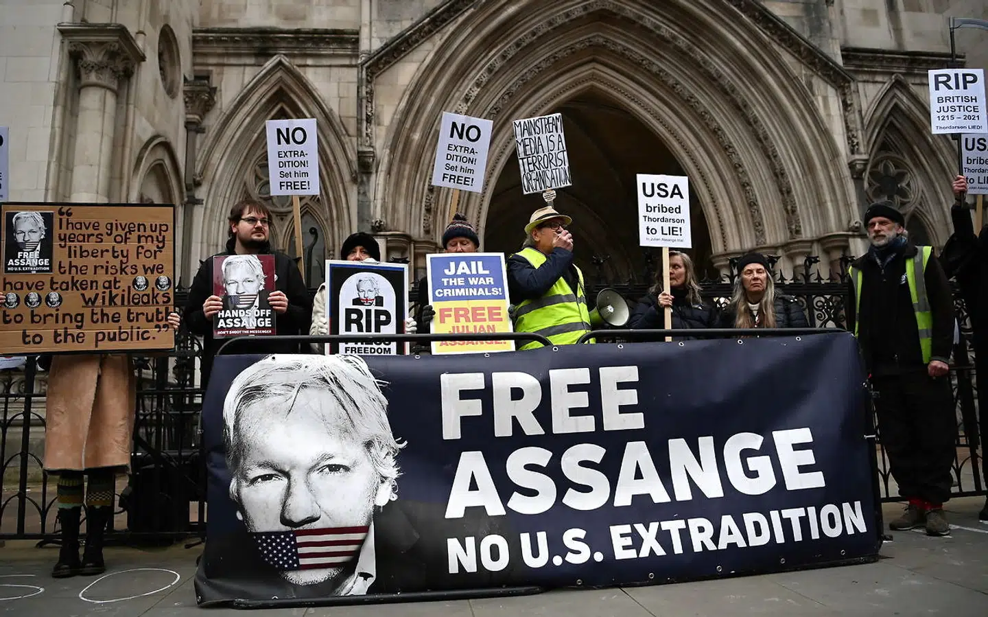 epa09706235 Julian Assange supporters outside the High Court in London, Britain, 24 January 2022. Wikileaks founder Julian Assange has won the right to ask the UK's Supreme Court to hear his case against US extradition. EPA/ANDY RAIN