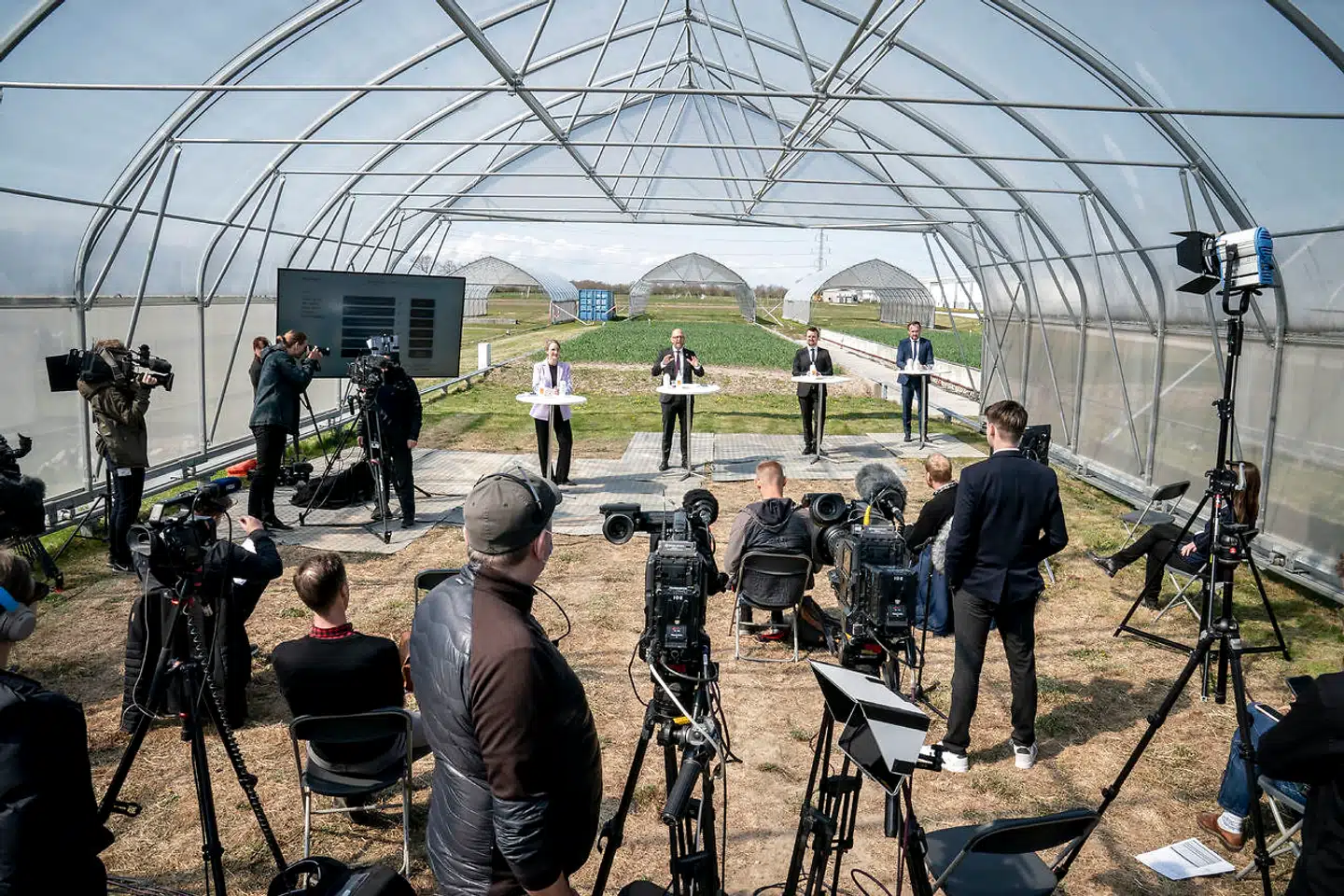 »Regeringen bør omgående stoppe uddelingen af nye bevillinger,« skriver Søren Egge Rasmussen, Henrik Lund og Kristine Clement om offentlige støttekroner til kampagner for kød og mælk.