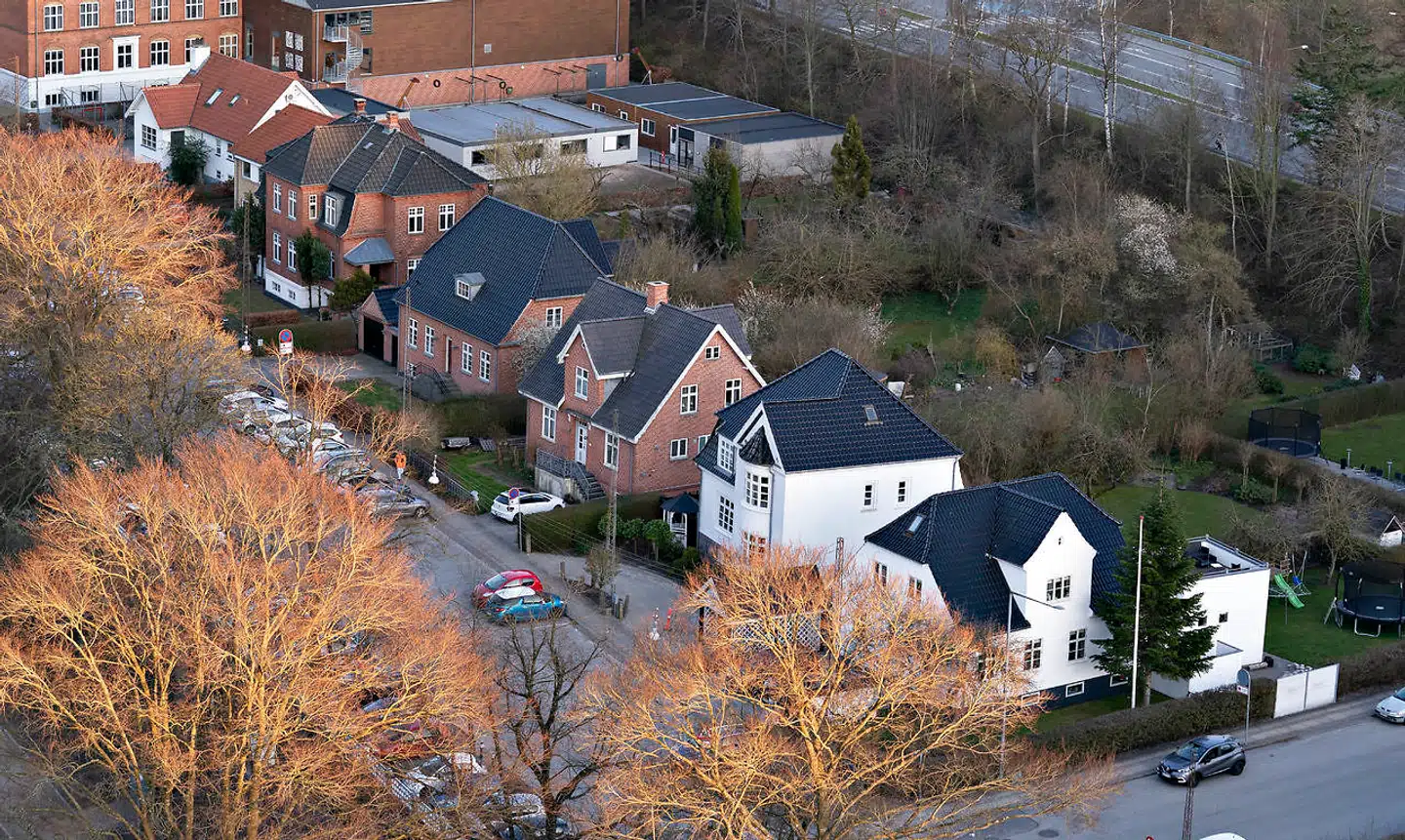 Kravet til din indkomst for at kunne låne 80 procent som realkreditlån og 15 procent som banklån til at købe et parcelhus er steget siden 2021. Arkivfoto: Henning Bagger/Ritzau Scanpix