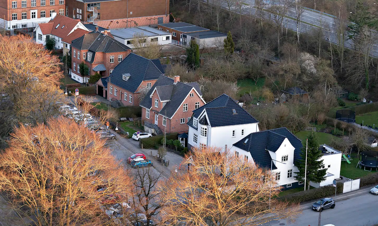 Kravet til din indkomst for at kunne låne 80 procent som realkreditlån og 15 procent som banklån til at købe et parcelhus er steget siden 2021. Arkivfoto: Henning Bagger/Ritzau Scanpix