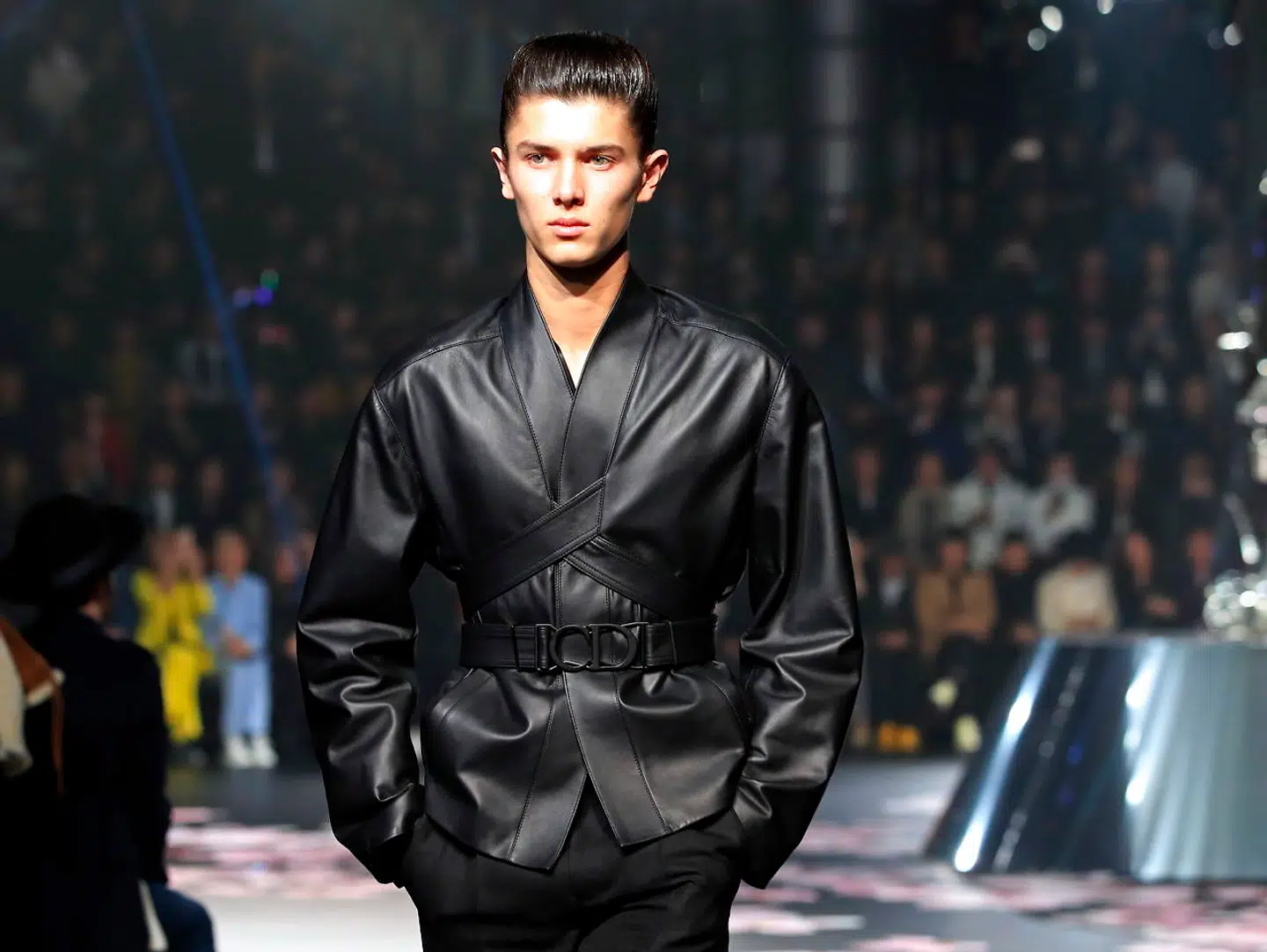 Her er prins Nikolai på catwalken for Dior i Tokyo i 2018.