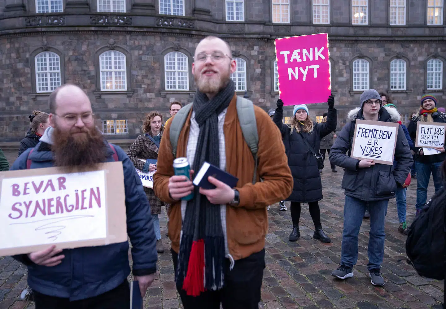 Studerende mødes på Christiansborg Slotsplads til protestsang mod udflytningsplanerne af en række uddannelser 12. januar 2022. Udflytningerne går især ud over humaniora-studiepladser i København.