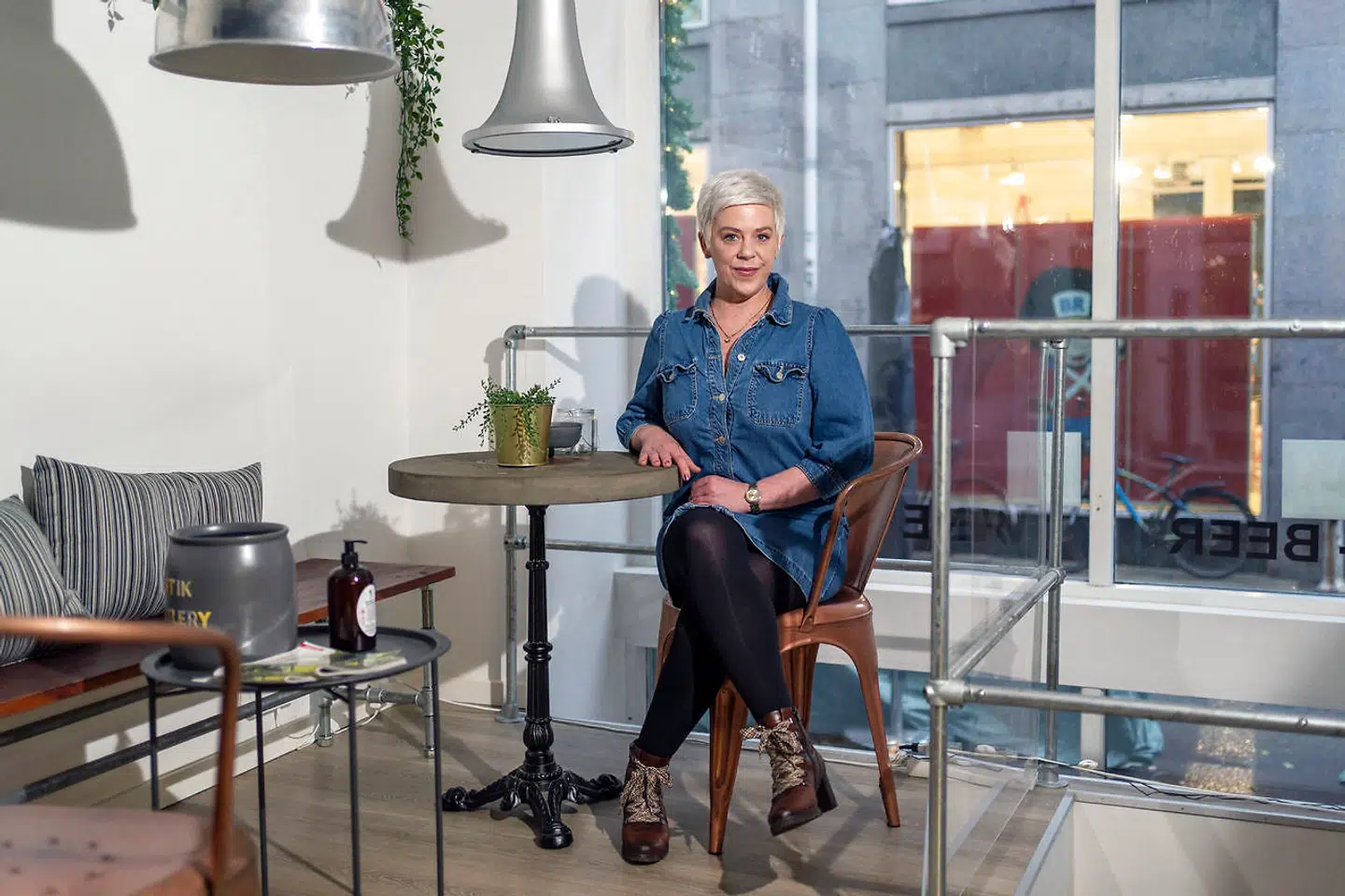 Selv nu, hvor København er præget af færre turister og mere hjemmearbejde, og der derfor er færre gæster end normalt på Bar Rye, vil ejer Anette Kjersgaard ikke bøje sine egne regler: »Jeg ved jo ikke, om der 10 minutter efter kommer stamgæster, der gerne vil sidde i ro og mag. Der må beslutningen sejre frem for pengene.«