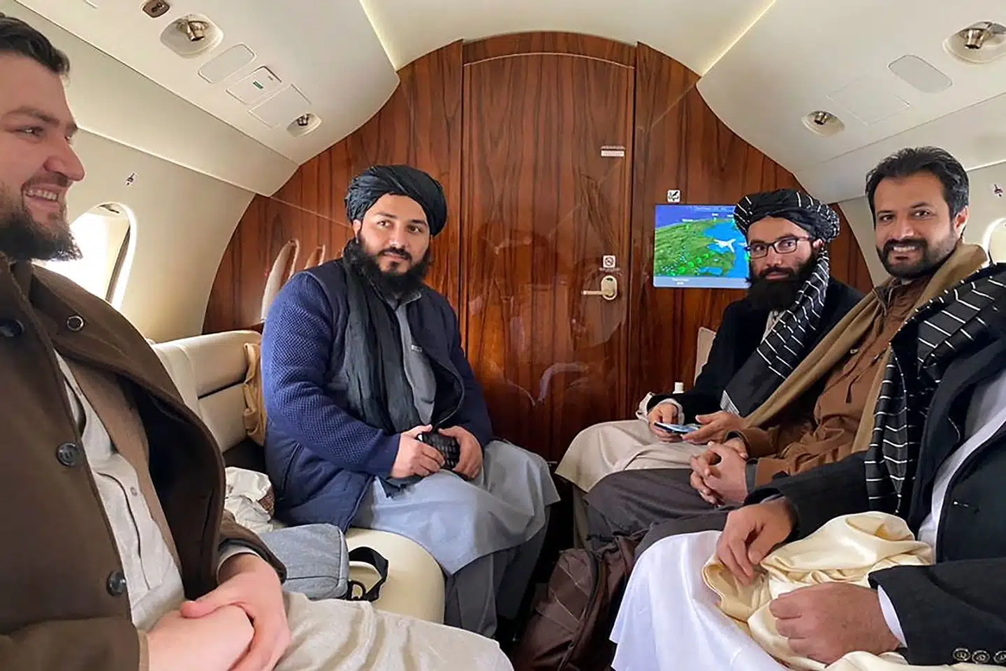 Taleban-delegationen er blevet fløjet til Oslo i et privatfly betalt af Norge. Denne fremgangsmåde får Venstre til at tale om »absurd teater«.