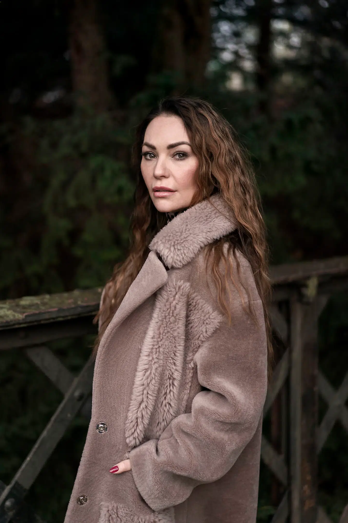 Mascha Vang bor i dag sammen med sin kæreste og forlovede, Troels, i Kolding, sammen med Maschas datter fra et tidligere forhold, Hollie Nolia, og hans to børn. Hun har også en lejlighed i København, som hun er i flere gange om måneden. Her er hun fotograferet i Ørstedsparken.