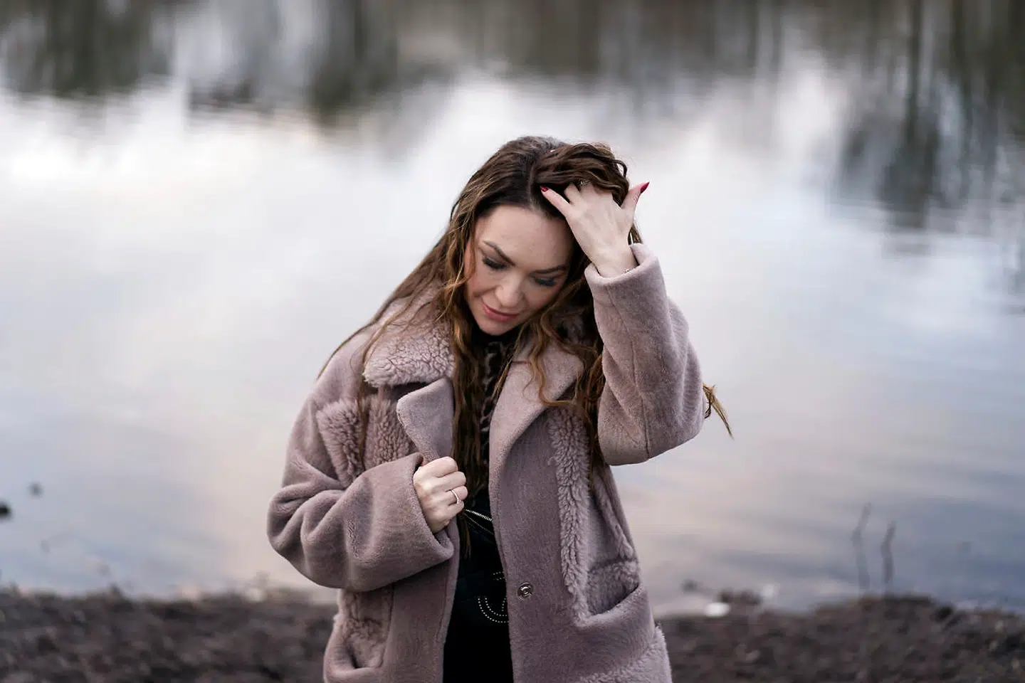 »Der er aldrig nogen, der kan eller skal bestemme, hvad andre mennesker skal bruge deres penge på. Hold kæft, et postyr, der var, da jeg engang købte en Gucci-taske til min datter. Men jeg har købt rigtig mange tasker fra Zara og H&M, og jeg er endt med at bruge flere penge på dem, fordi de ikke holder så længe, end hvad jeg har brugt på den ene, dyre taske, som ikke har så meget som en skramme år efter,« siger Mascha Vang.