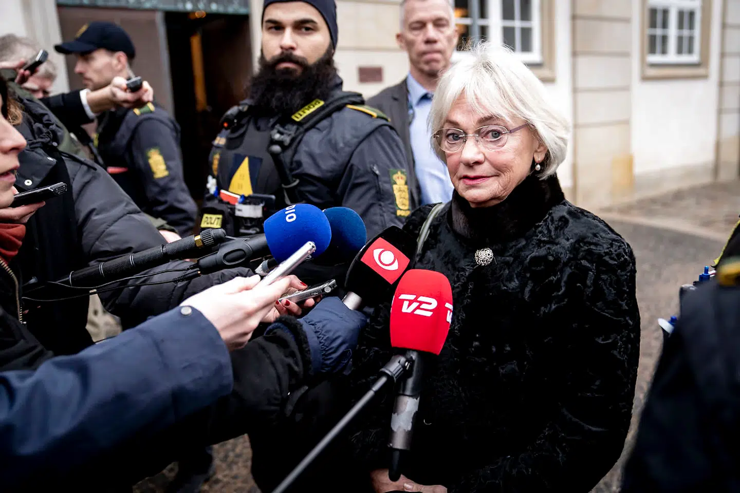 Pia Kjærsgaard taler med pressen foran Eigtveds Pakhus efter domsafsigelse. Eigtveds Pakhus hvor Rigsretten afsiger dom i sagen mod tidl. udlændinge- og integrationsminister Inger Støjberg, mandag den 13. december 2021.. (Foto: Mads Claus Rasmussen/Ritzau Scanpix)