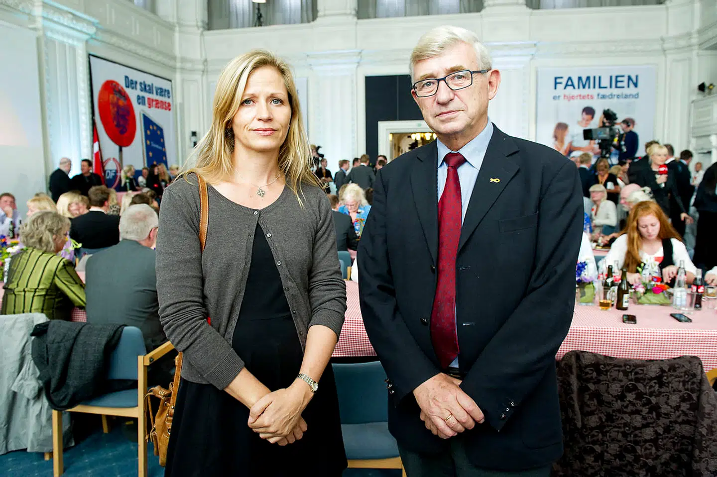 Familien Krarup, far og datter, har i ti år præget Dansk Folkeparti. Nu truer Marie Krarup med at melde sig ud og tage flere partifæller med.