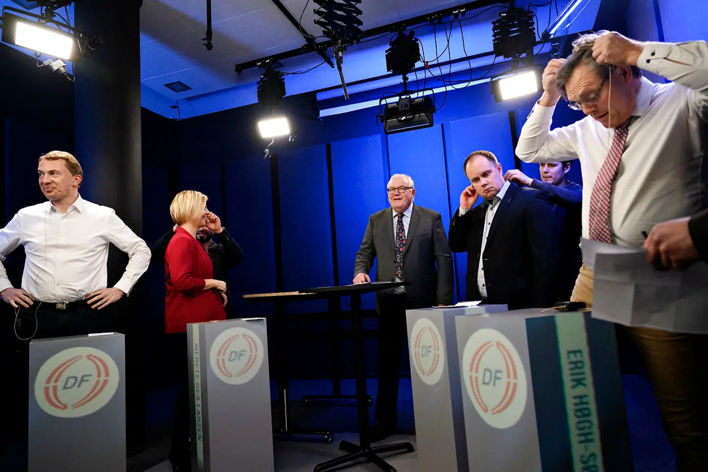 Formandskandidaterne Morten Messerschmidt, Merete Dea Larsen, Martin Henriksen og Erik Høgh-Sørensen samt moderator Hans Engell kort før tv-debat søndag 16. januar 2022. Høgh-Sørensen har siden trukket sig.