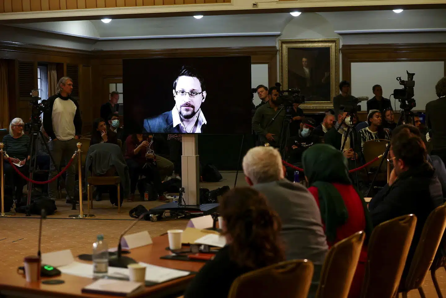Den amerikanske whistleblower Edward Snowden lever i dag i landflygtighed i Moskva. Han optræder søndag i et større interview med Politiken som en kommentar til »lækagesagen« – sagen, hvor blandt andre den hjemsendte FE-chef, Lars Findsen, er tiltalt efter straffelovens §109.