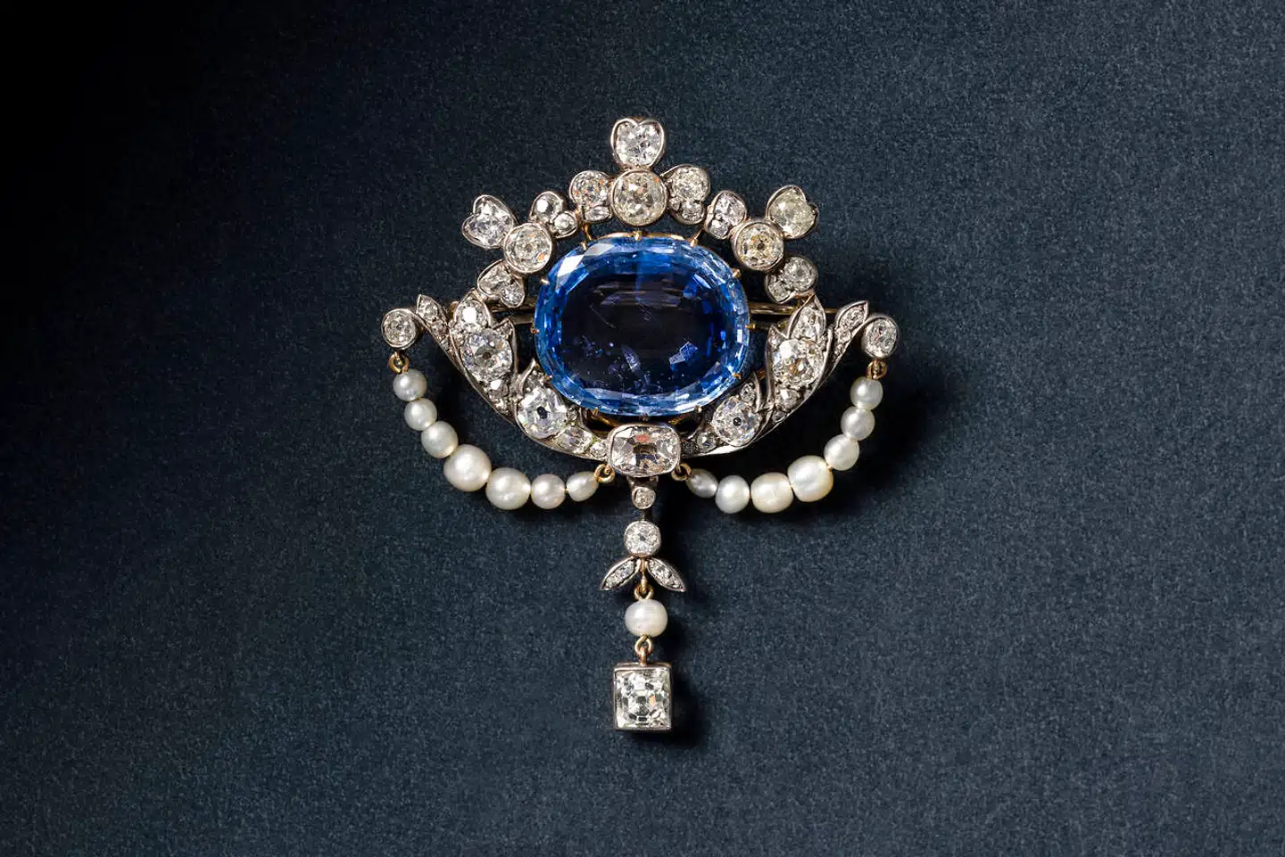 Broche af safir, brillanter og perler. Smykket har tilhørt Dronningens mormor, Kronprinsesse Margereta. Dronning Ingrid arvede den og overlod den til Dronning Margrethe. Brochen blev videregivet til Dronningens svigerdatter Kronprinsesse Mary i 2006. Foto: Amlienborgmuseet.