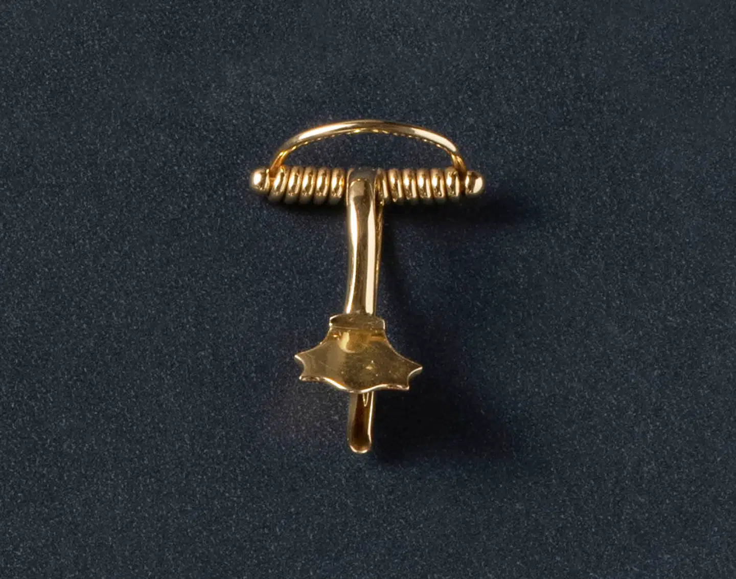 Kopi af den fibula (dragtnål), som Dronningen selv var med til at udgrave ved Slusegård på Bornholm i 1962. Foto: Amalienborgmuseet.