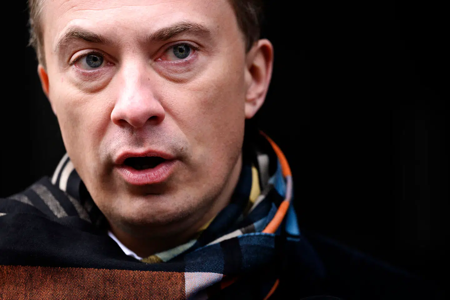 Morten Messerschmidt ankommer til tv-debat om formandsposten i Dansk Folkeparti 16. januar. Messerschmidt anses af flere som favorit til lederposten i det kriseramte parti.