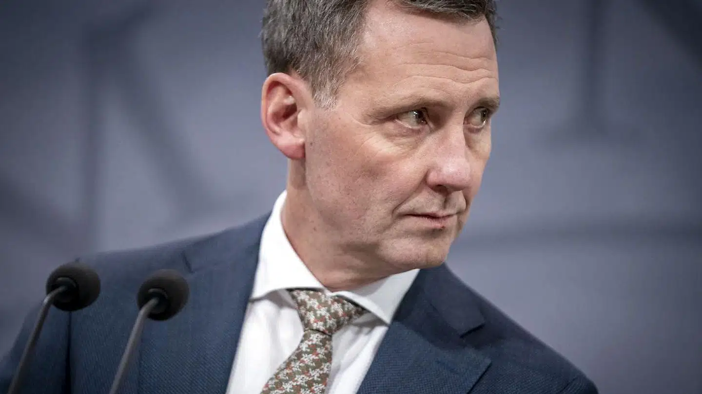 Justitsminister Nick Hækkerup (S) blev orienteret om sigtelserne mod spionchef Lars Findsen og tidligere forsvarsminister Claus Hjort Frederiksen, men afviser at svare på, om det skete, før eller efter sigtelserne blev rejst. Ministeren understreger dog, at han på ingen måde har blandet sig i politiets og anklagemyndighedens arbejde.