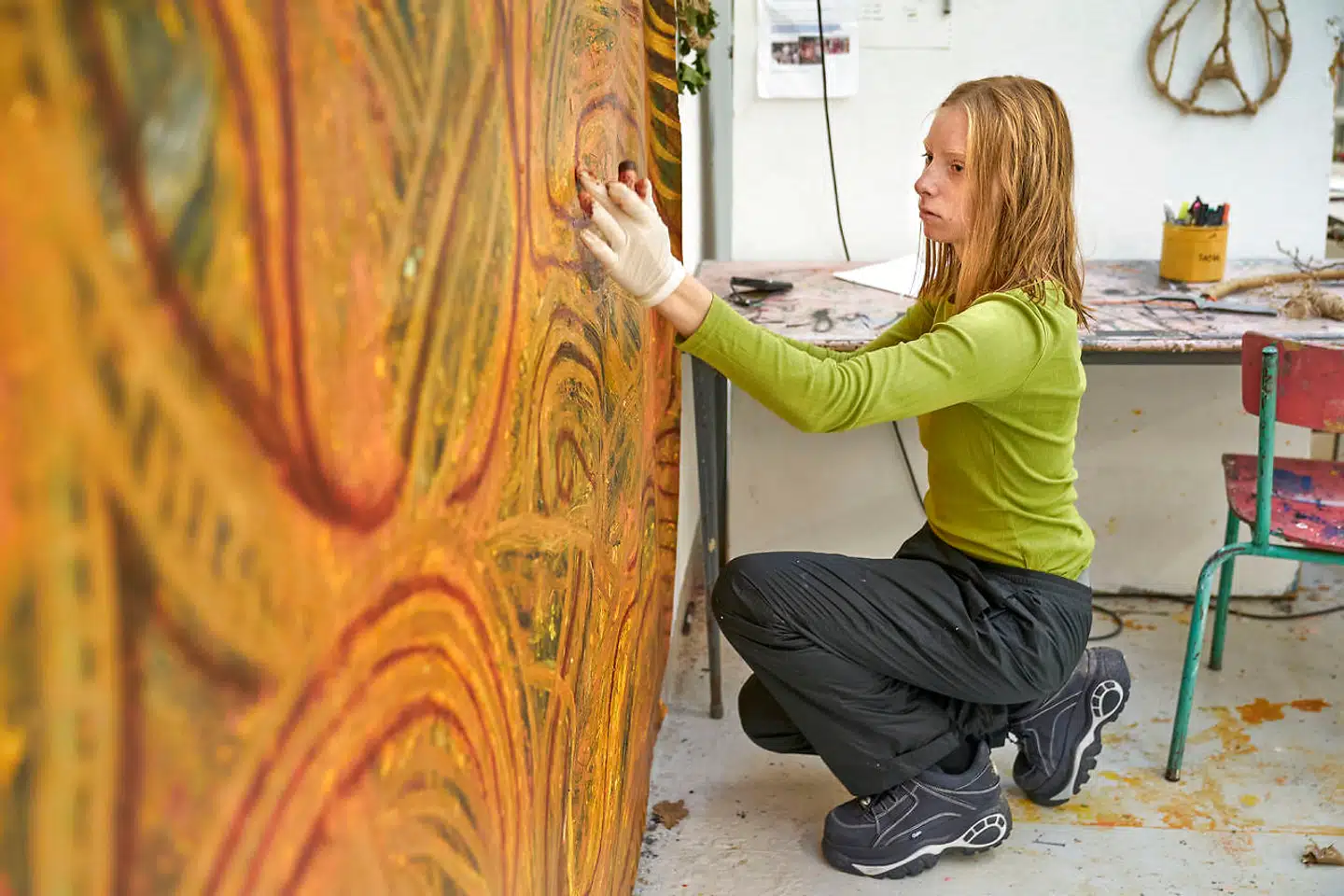 »Jeg har fået mere frihed til at føle og mærke ting og finde ud af, hvad der egentlig interesserer mig,« siger Sasha Lindegaard om sit ophold på en kunsthøjskole.