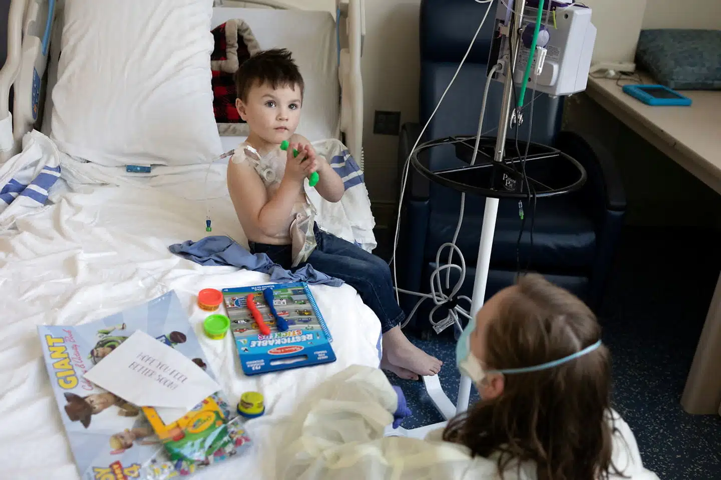 Et coronaramt barn bliver behandlet på et børnehospital i Georgia i USA. I USA har overraskende mange børn mistet en eller begge forældre til coronaen. Det er »en skjult smerte« i landet.