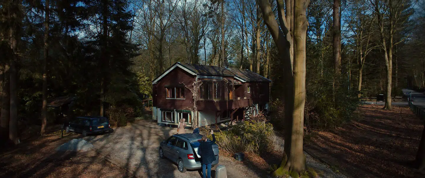 Det danske par Bjørn og Louise aner uråd, da de besøger et hollandsk par, de har mødt på en ferie. Men måske har de set for få gysere. Man får i hvert fald visse bange anerlser, når man ser dette billeder af deres hus fra »Speak no evil«, den danske gyserfilm af Christian Tafdrup, der får premiere 27. marts.