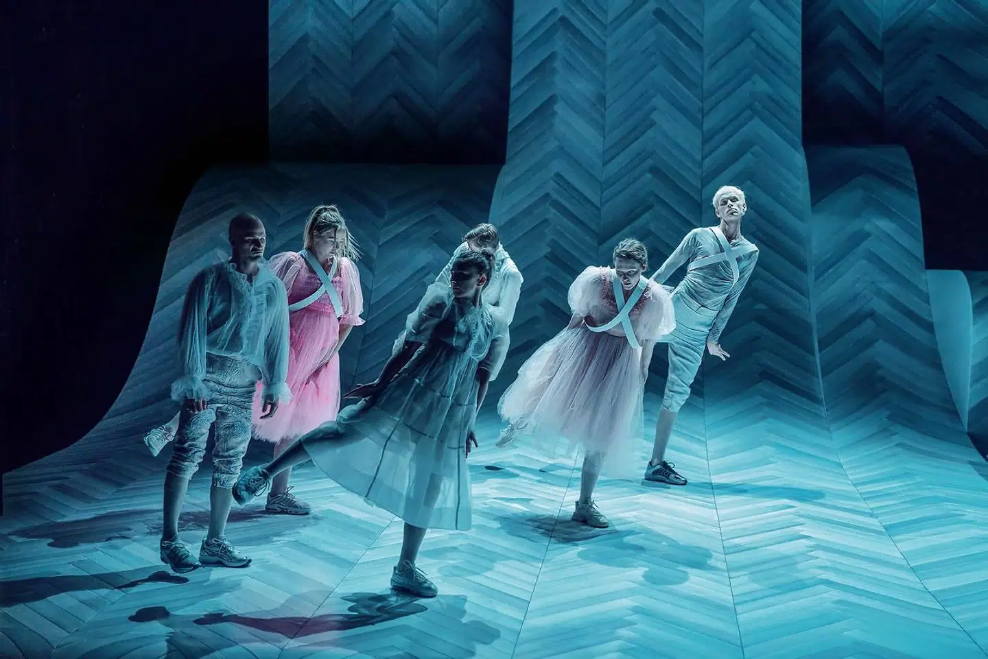 Der er masser af moderne, fysisk aktivitet i Betty Nansen Teatrets formfuldendte »Stolthed og fordom«.