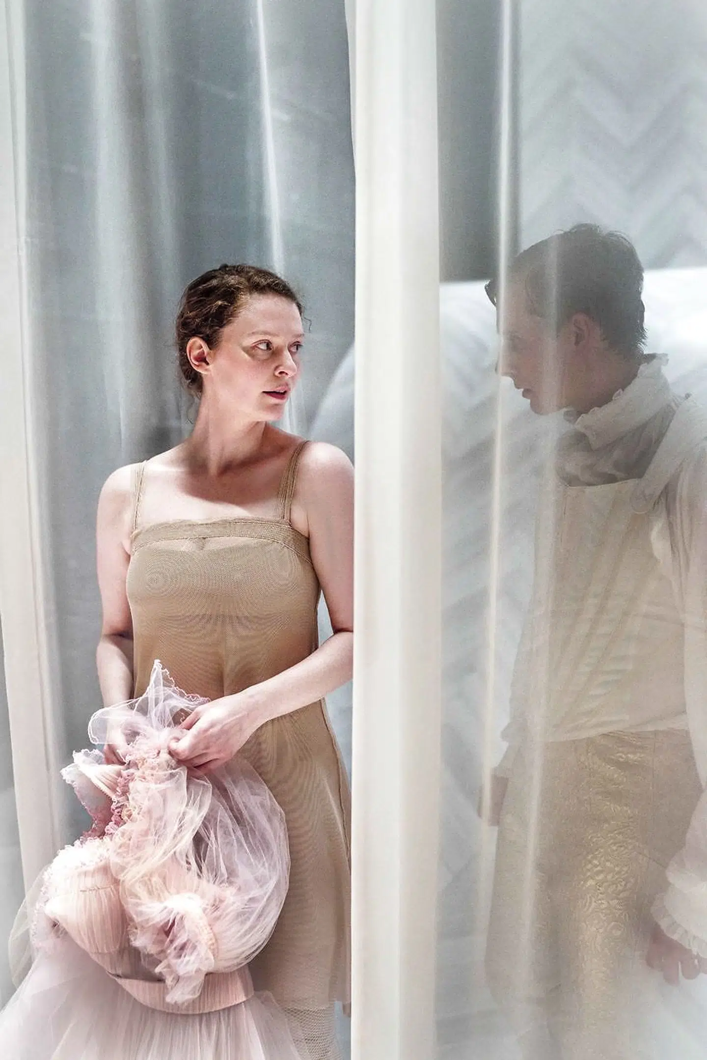 Hvem kan se igennem alle lagene? Jane (Nanna Skaarup Voss) og hendes udkårne, Mr. Bingley (Matthias Bøgelund).