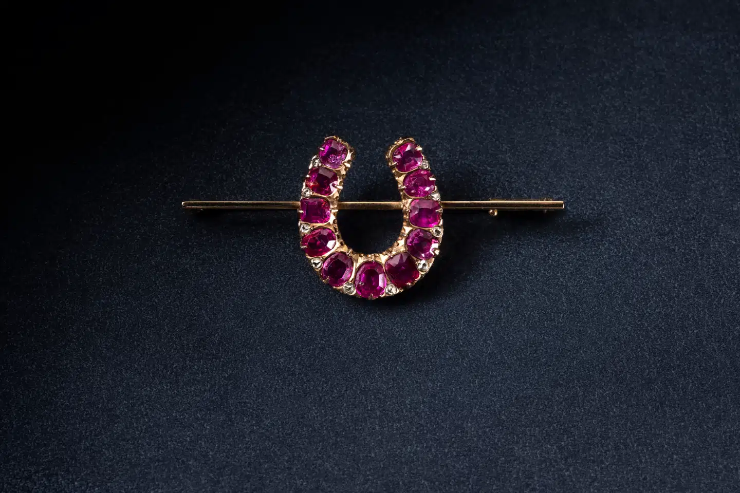 Denne hesteskobroche fik dronning Margrethe af sin far Frederik 9. Hun bar den, da hun blev proklameret dronning i 1972. Brochen symboliserer held. Illustration fra Heidi Lauras bog » En Dronnings smykkeskrin.«