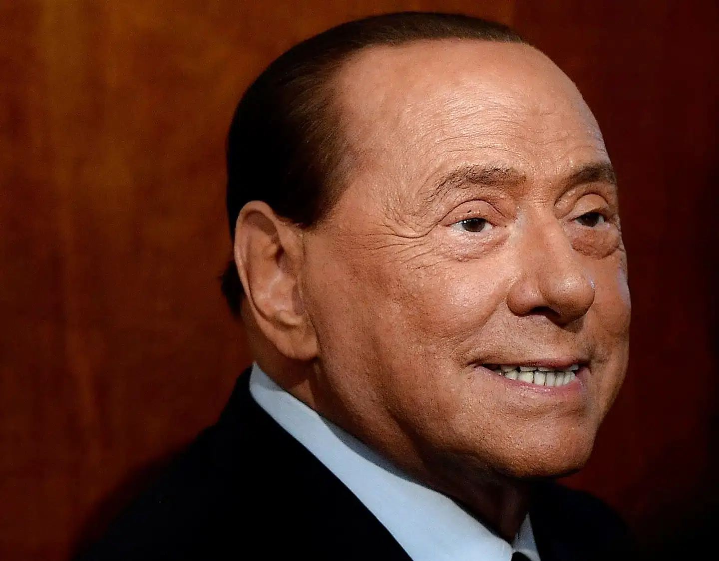 Silvio Berlusconi har længe lignet et omvandrende politisk lig, men nu er den 85-årige tidligere premierminister genopstået fra de døde, og ingen tør afskrive hans kandidatur til posten som Italiens næste præsident.