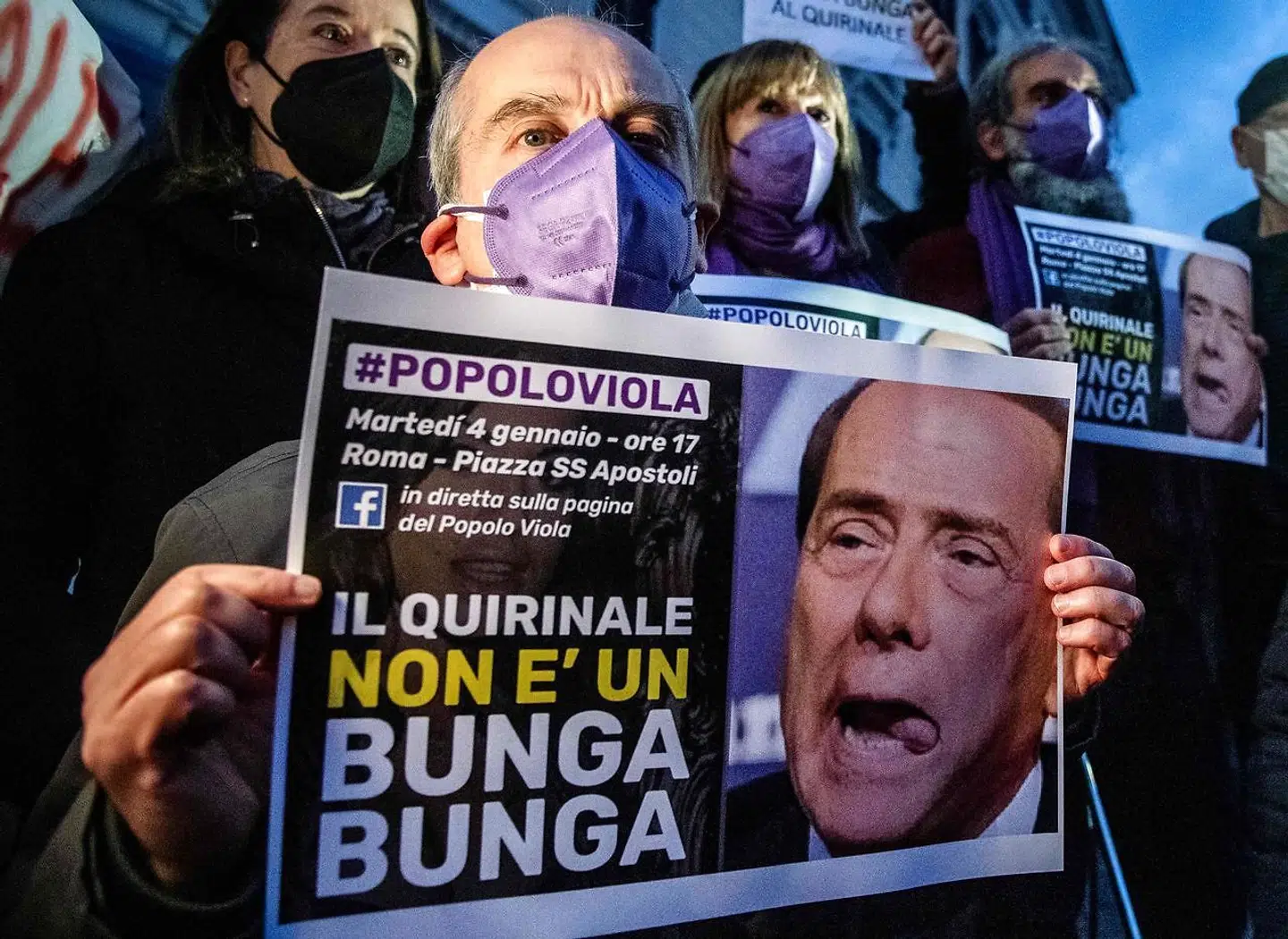 Il Popolo Viola (det lyserøde folk) opstod i 00erne i protest mod Berlusconis excesser som en af verdens første Facebook-baserede protestbevægelser. Forleden var aktivisterne på gaden igen under parolen »Il Quirinale (præsidentpaladset. red.) er ikke en bunga-bunga-fest«.