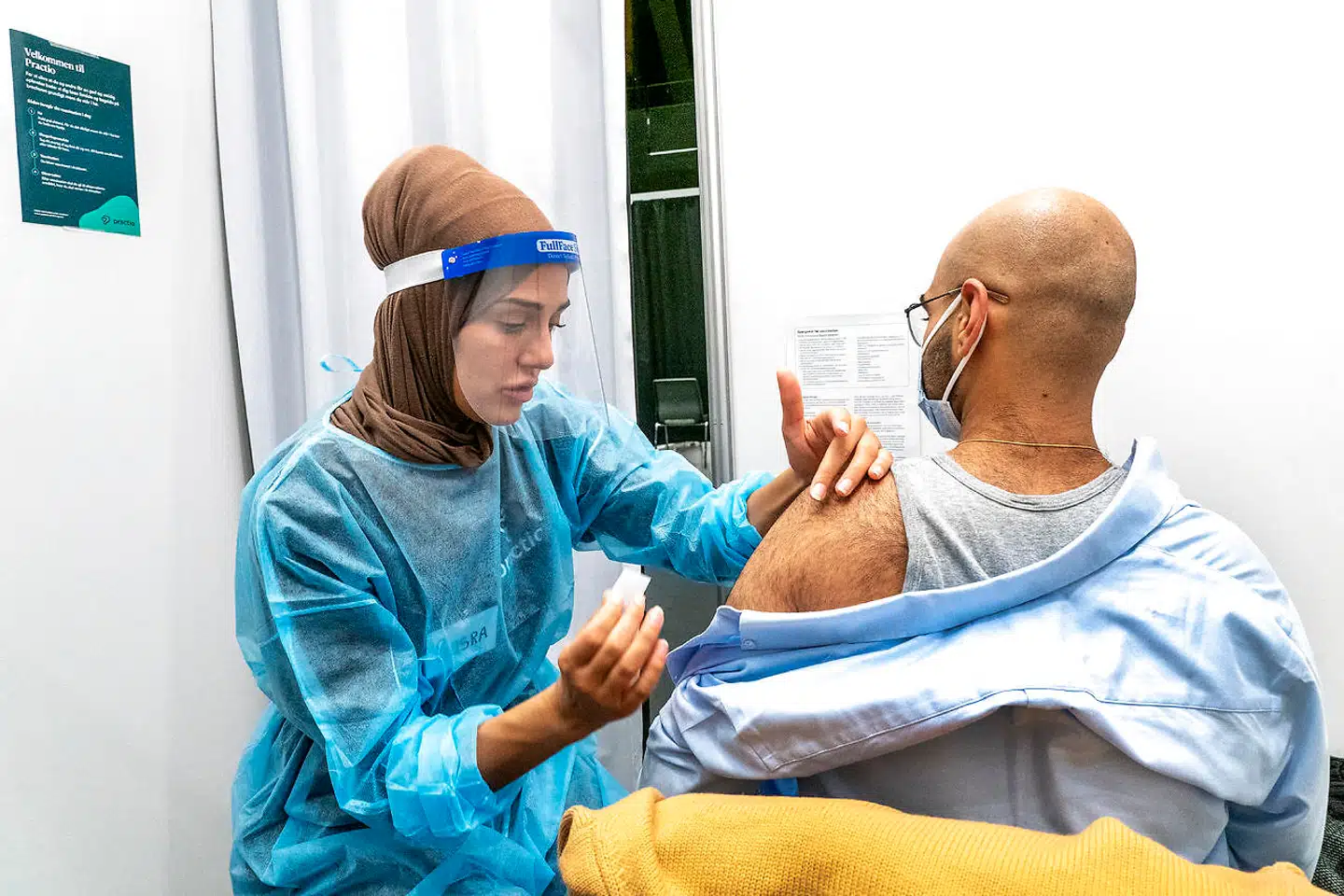 »Tak, for at du gør en indsats« og »Tak, fordi du hjælper« er sætninger, Busra Yilmaz ofte hører fra borgere, når hun vaccinerer.