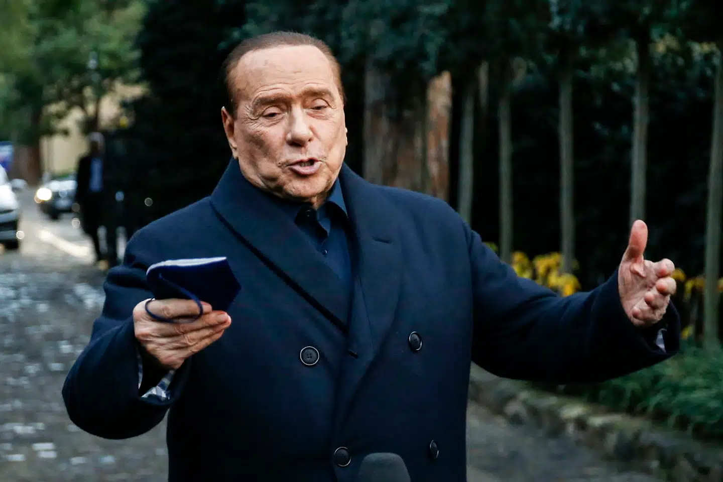 Silvio Berlusconi giver den som statsmand under et pressemøde kort før jul. Han er fast besluttet på at opfylde drømmen om at afslutte sin politiske karriere som Italiens præsident og truer med kaos, hvis det ikke lykkes.