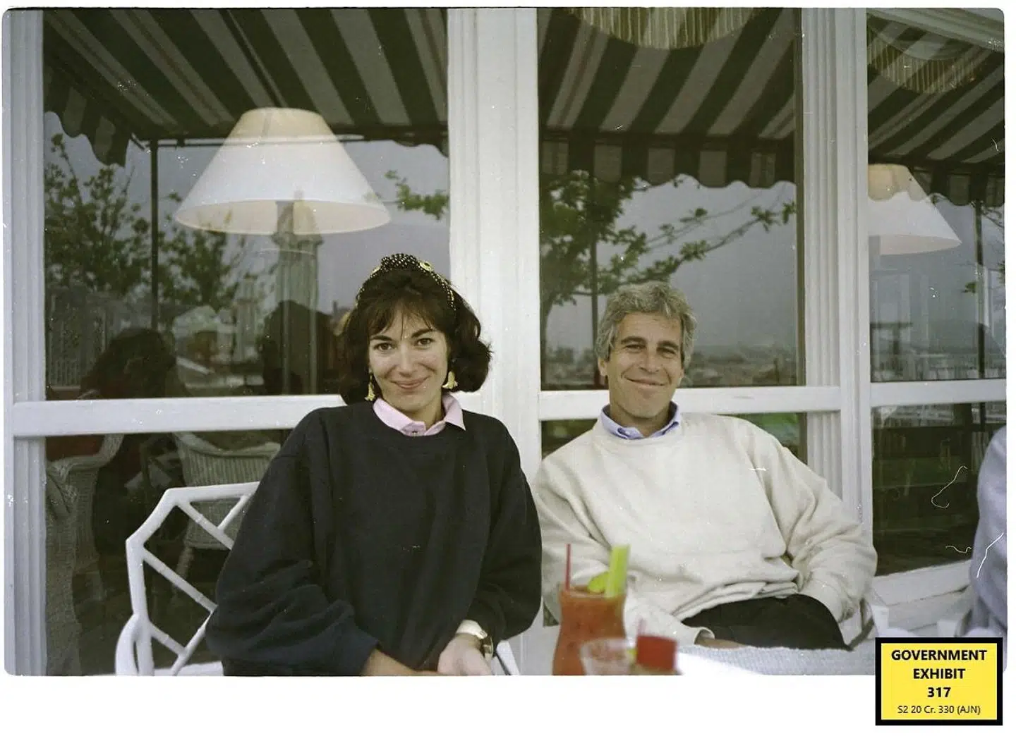 Ghislaine Maxwell er dømt for i fem tilfælde at have skaffet unge piger til Jeffrey Epstein. Det skal være sket i perioden 1994 til 2004.