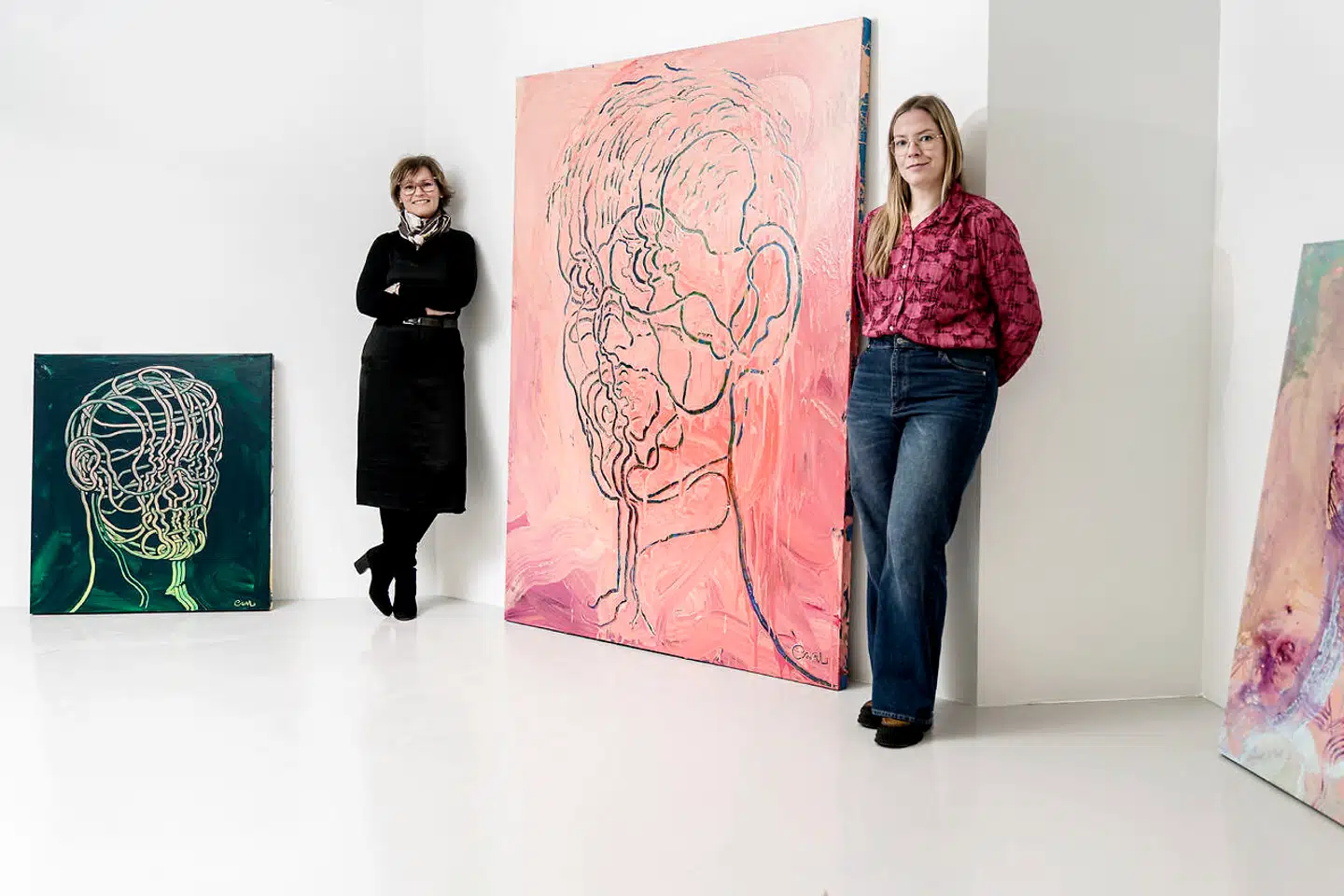 Gas9Gallery og Formation Gallery ligger i en tidligere bordelbule, som er gennemrenoveret til uigenkendelighed. »Den her vej er ikke en af de mest gentrificerede veje på Vesterbro; den har en del af den gamle scene med Kirkens Korshær og afrofrisører, og så kommer vi altså ind med noget helt andet,« siger Anne Riber (th).