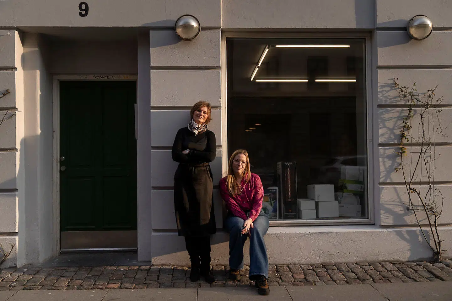 »Jeg kan virkelig godt lide Annes usnobbede tilgang til kunsten. Det ligger til højrebenet for hende, at hun gerne vil åbne op og er generøs. Jeg har sådan set også en usnobbet tilgang til kunsten, jeg er bare meget mere tænksom og nysgerrig på de oversete fortællinger og ting, jeg selv undrer mig over og ikke forstår. Og de to måder kunne jeg godt tænke mig at bridge imellem, fordi man i kunstverdenen har en tendens til at køre i sit eget spor, og så lukker man af for alt muligt andet,« siger Christina Wilson (tv), der i sin tid var den gallerist, der tog John Kørner, Kirstine Roepstorff, Jesper Just og Kasper Bonnén ind.