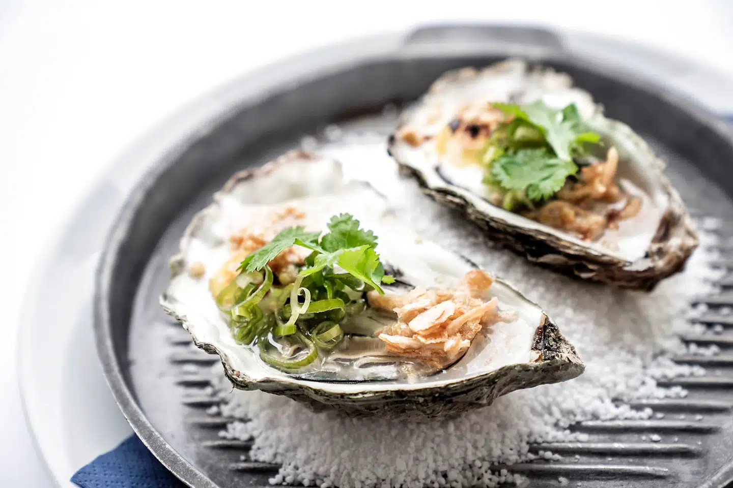 Brasserie Saigon. Vesterbrogade 48, 1620 København V. Grillede østers med vagtelæg og forårsløgsolie.