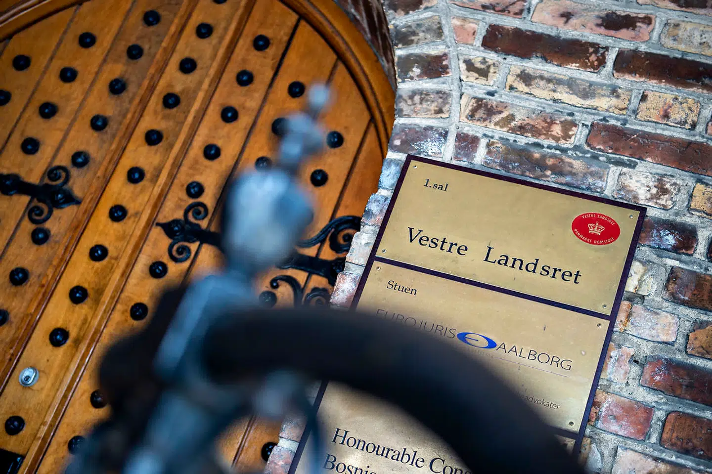 I Retten i Aalborg har den tiltaltes far udtalt, at de har forsøgt at råbe om hjælp. Arkivfoto.