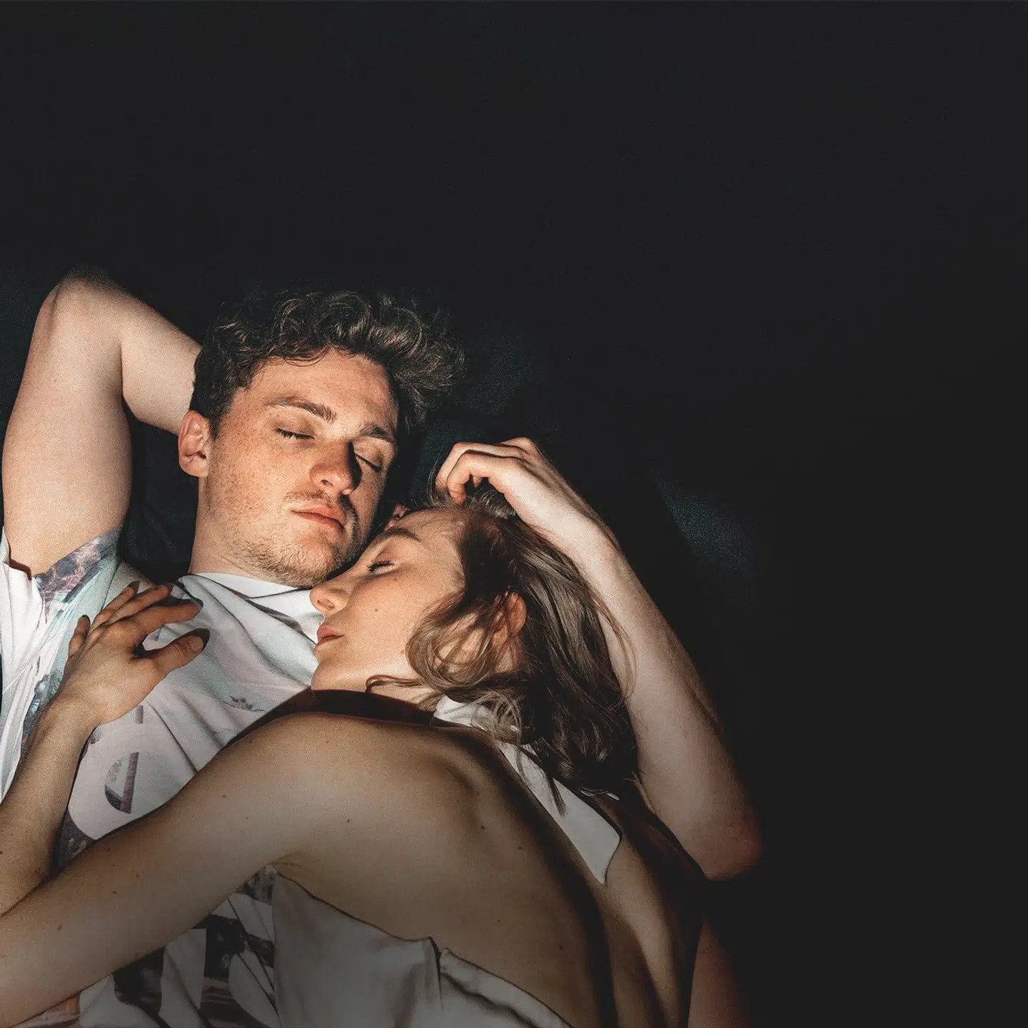 »Romeo og Julie« på Aarhus Teater med Viktor Pascoe Medom og Mette Klakstein i hovedrollerne er nu udsat på grund af corona. Samlet koster udsættelse af to premiereforestillinger teatret 2,5 millioner kroner, vurderer teatret selv.